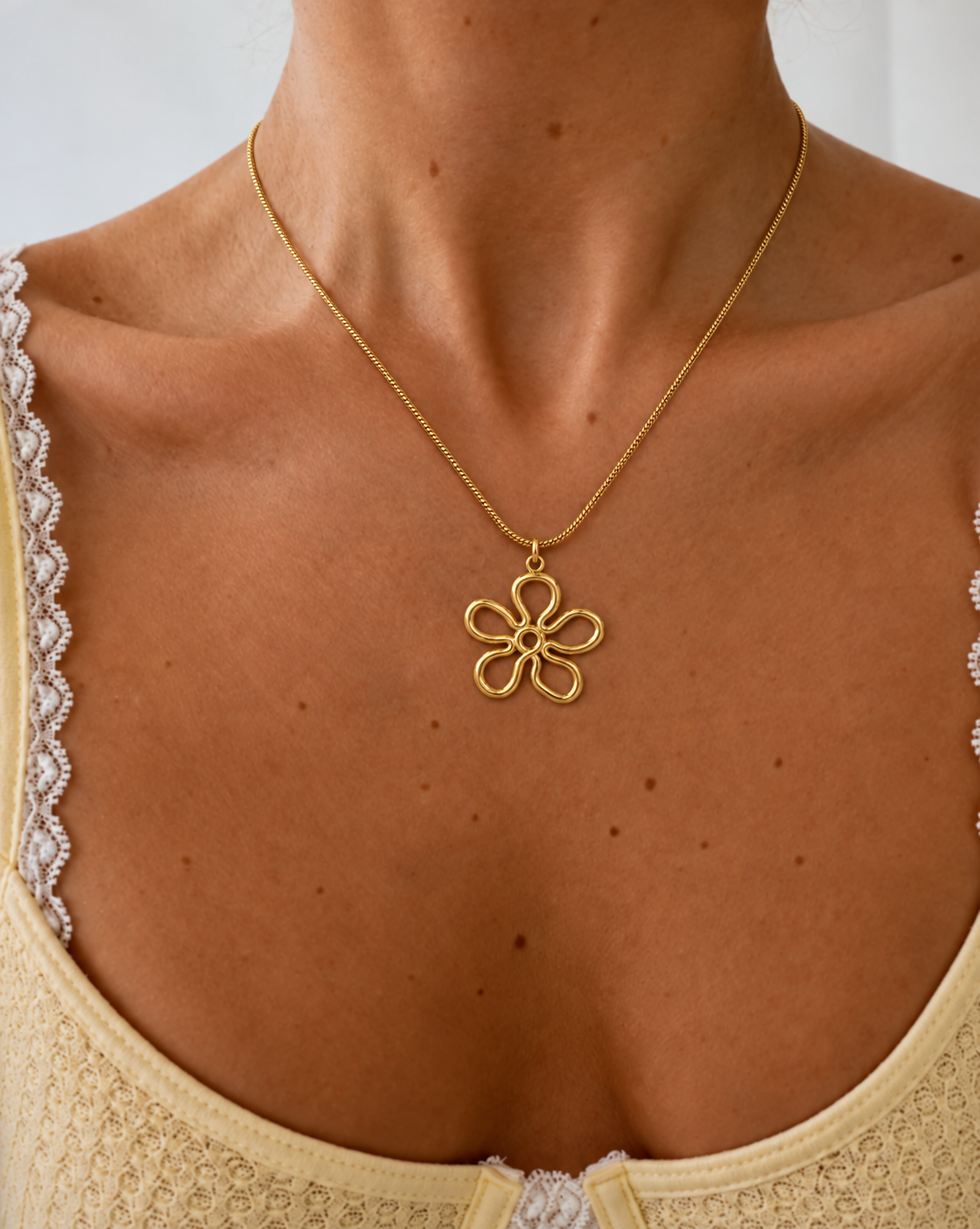 Avela Flower Necklace – Gold
